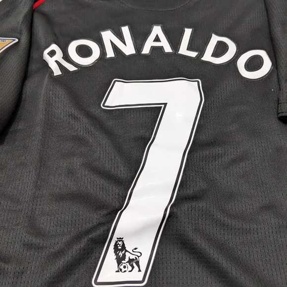 Ronaldo #7 2007/08 Manchester United Away Retro Youth Kit - Picture 9 of 13